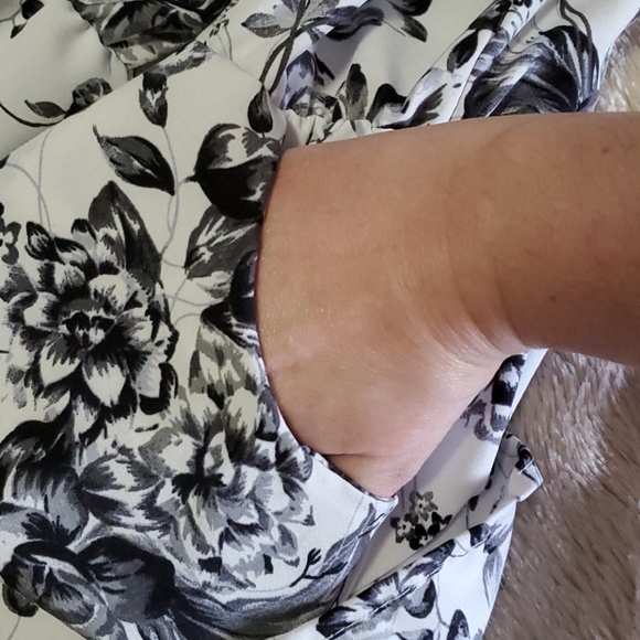 Gorgeous black and white flower romper - Picture 6 of 9